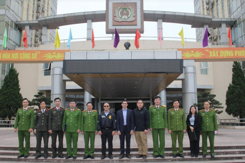 Hoa Binh provincial Police Department works with US Embassy on drug prevention and combat -0