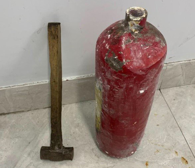 Đập bình chữa cháy gây nổ làm 4 người bị thương -0