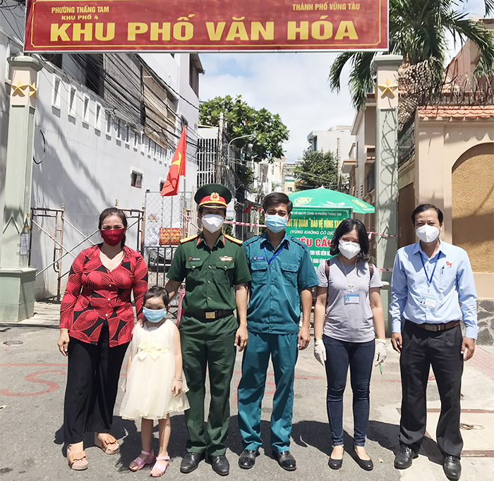 Chuyện về người lính đưa tro cốt nạn nhân COVID-19 -0