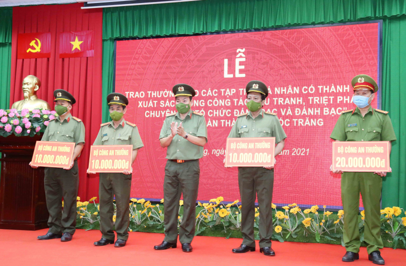 Bộ Công an thưởng Ban Chuyên án triệt phá đường dây đánh bạc ngàn tỷ ở Sóc Trăng  -0