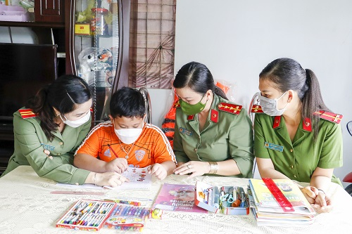 Can Tho policewomen join “Godmother” program in support of orphans -0