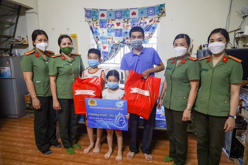 Can Tho policewomen join “Godmother” program in support of orphans -0