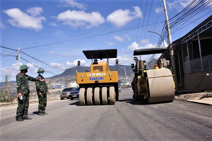 Sắc phục quân nhân trên những công trường ở thành phố ngàn hoa -0