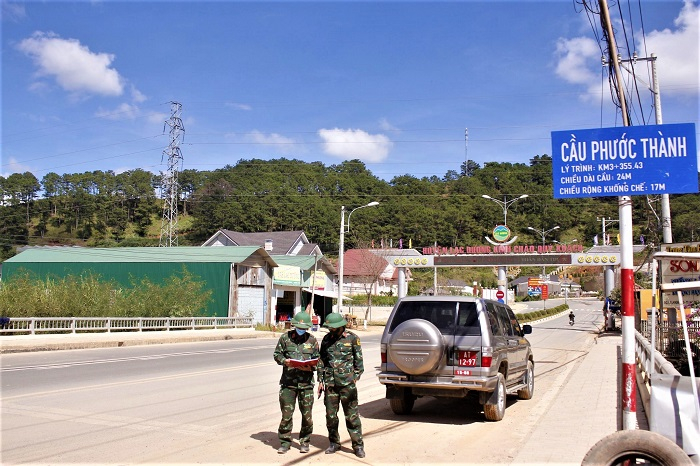 Sắc phục quân nhân trên những công trường ở thành phố ngàn hoa -0