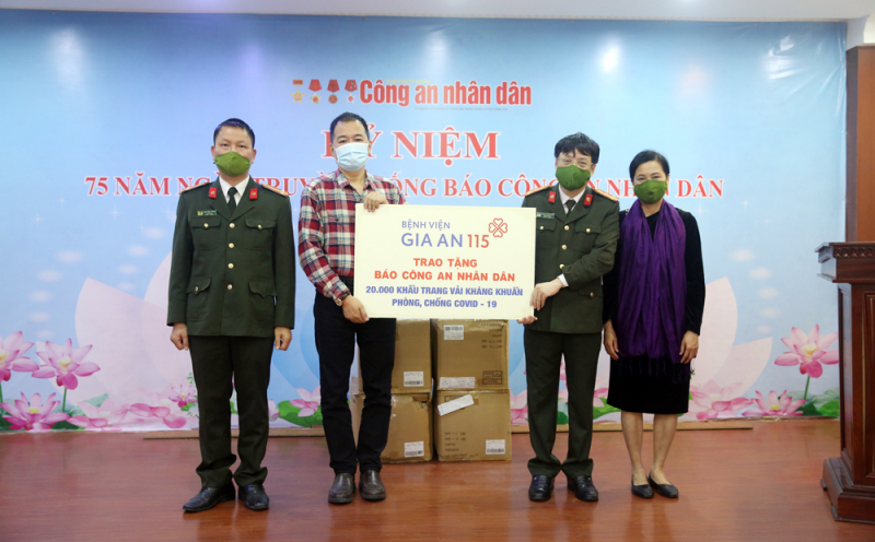 Báo CAND tiếp nhận 20.000 khẩu trang ủng hộ cán bộ, phóng viên phòng chống dịch -0