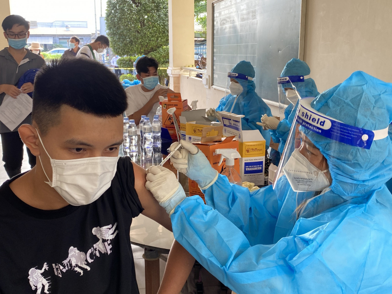 Phải thần tốc tiêm vaccine cho người dân -0