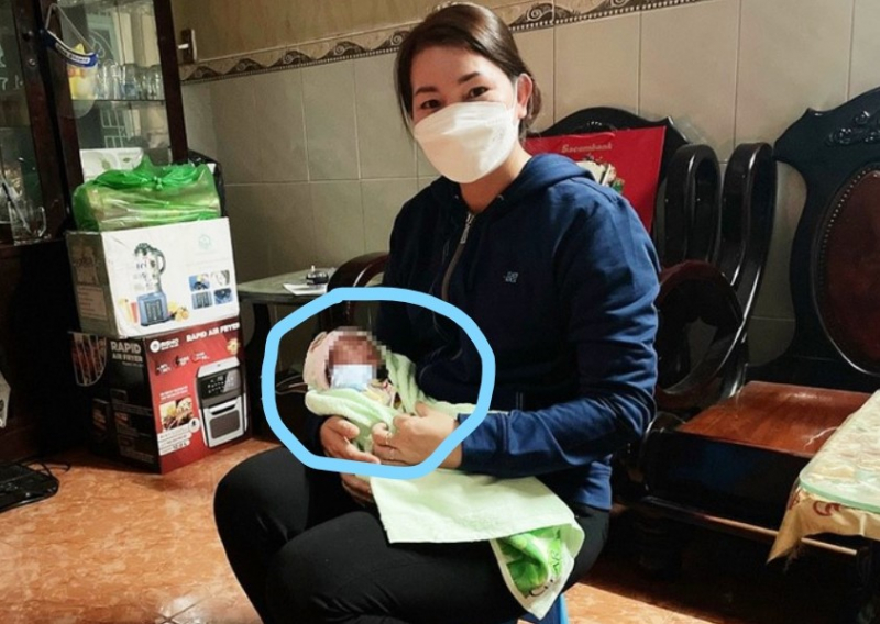 Nghe tiếng ngọ ngoạy trong thùng rác, phát hiện bé sơ sinh còn nguyên dây rốn -0