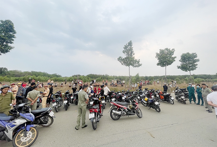 Bố mẹ dành dụm tiền công mua xe phân khối lớn, con tranh thủ 