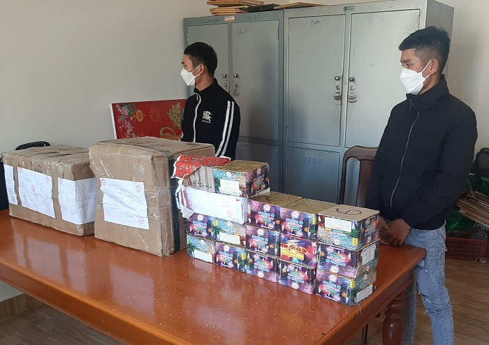 Bắt 3 đối tượng đi xe hơi bán pháo nổ -0