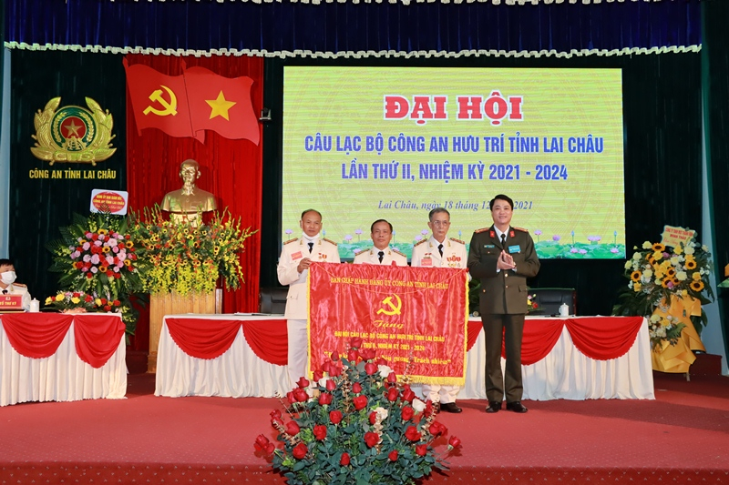 đại tá nguyễn viết giang - ủy viên btv tỉnh ủy, giám đốc công an tỉnh tặng cờ lưu niệm đại hội clb công an hưu trí nhiệm kỳ 2021 - 2024.jpg -0