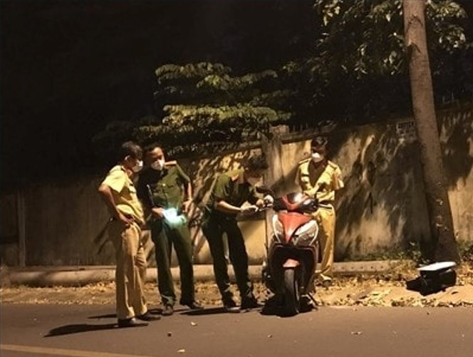 Lấy xe bạn đi dạo, nữ sinh viên năm 1 chở bạn trai ôm cua gặp nạn -0