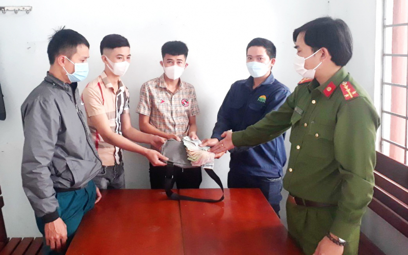 Công an xã Hòa Trị hỗ trợ tìm kiếm, trao trả gần 13 triệu đồng cho người đánh rơi -0