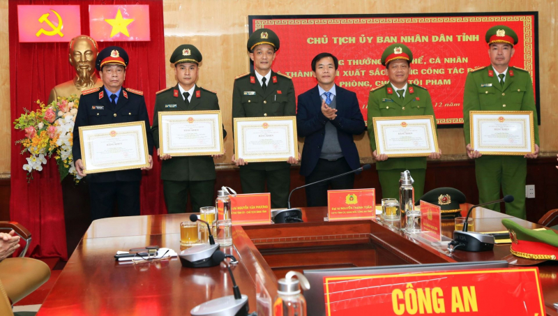 Chủ tịch tỉnh Thừa Thiên-Huế khen thưởng Ban chuyên án phá đường dây làm giả hơn 20.000 tài liệu  -0