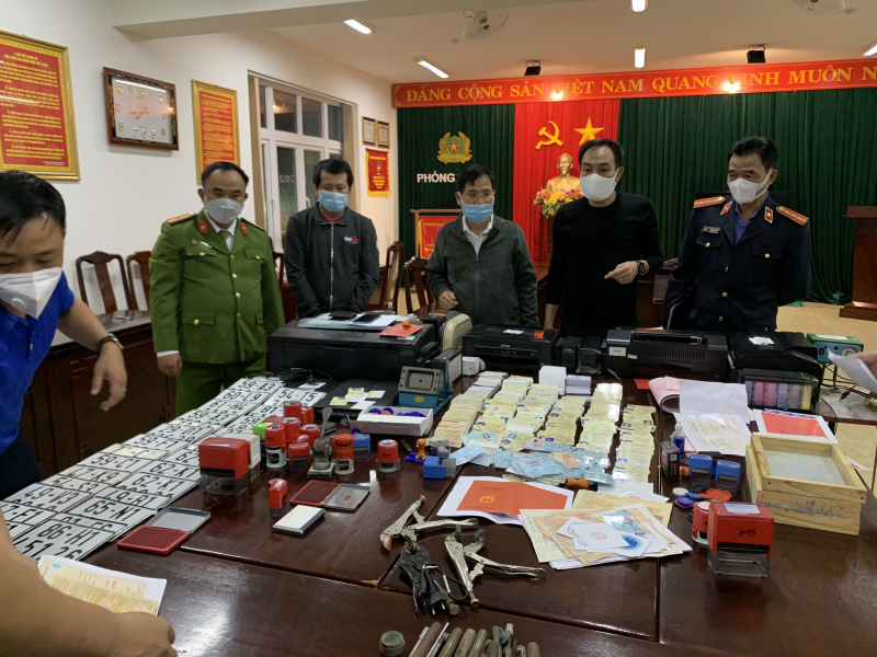 Chủ tịch tỉnh Thừa Thiên-Huế khen thưởng Ban chuyên án phá đường dây làm giả hơn 20.000 tài liệu  -0