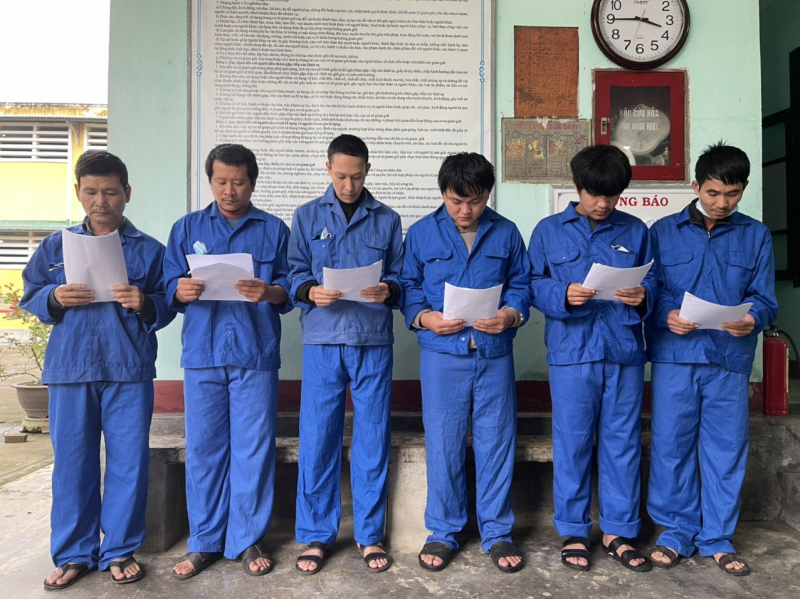 Chủ tịch tỉnh Thừa Thiên-Huế khen thưởng Ban chuyên án phá đường dây làm giả hơn 20.000 tài liệu  -0