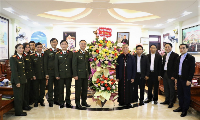 Công an tỉnh Nghệ An chúc mừng lễ Noel 2021 tại Tòa Giám mục Giáo phận Vinh -0