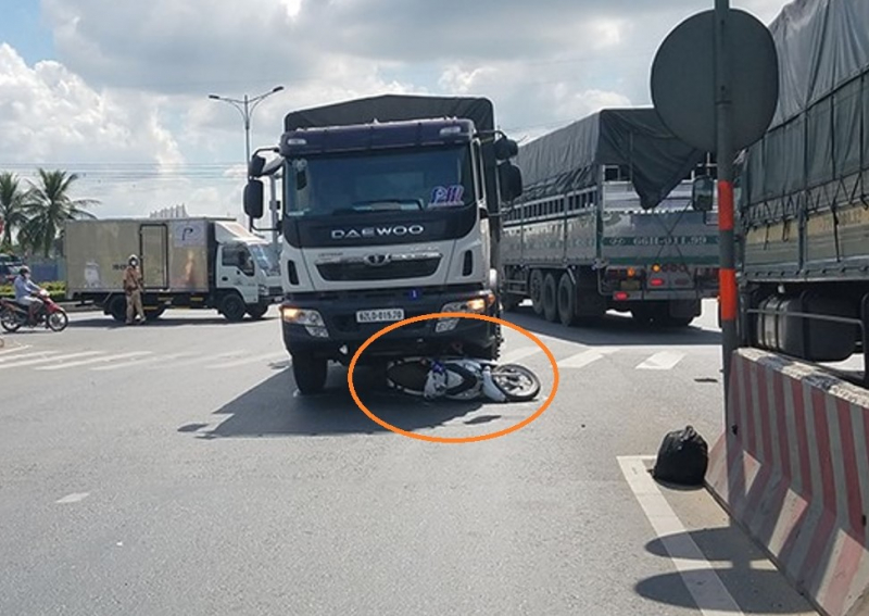 Hai người lồm cồm bò ra khỏi gầm xe sau sự cố giao thông -0