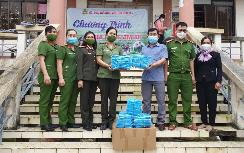Chương trình “Mùa đông ấm áp” của Phụ nữ Công an Phú Yên đến xã Sơn Giang -0
