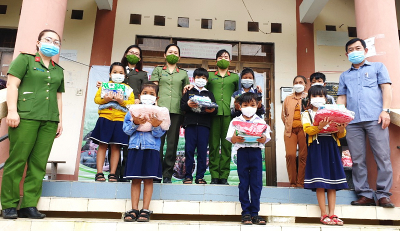 Chương trình “Mùa đông ấm áp” của Phụ nữ Công an Phú Yên đến xã Sơn Giang -0