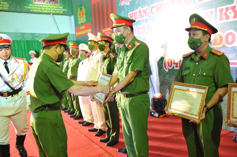 Trung đoàn CSCĐ Tây nguyên đón nhận Huân chương chiến công hạng Nhất -0