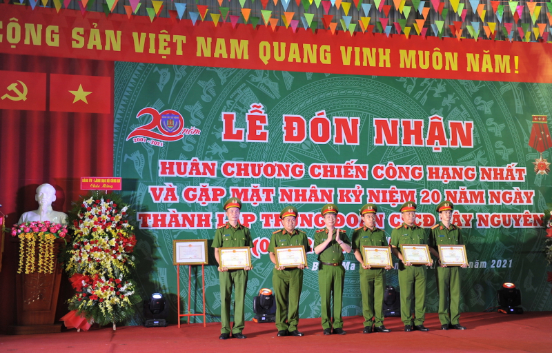 Trung đoàn CSCĐ Tây nguyên đón nhận Huân chương chiến công hạng Nhất -0