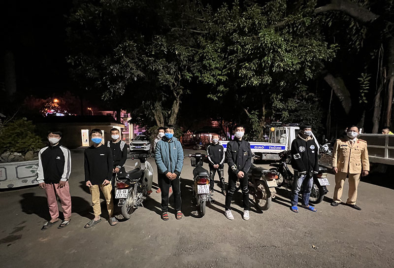 Xử lý nhóm thanh thiếu niên điều khiển xe máy lạng lách đánh võng -0