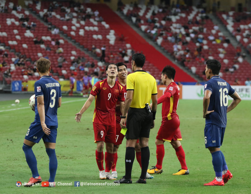 Tổ trọng tài đã mắc nhiều sai lầm trong trận đấu lượt đi vòng bán kết AFF Cup 2020 giữa Việt Nam và Thái Lan. Ảnh: VFF.