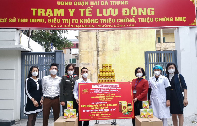 Trao 3.400 sản phẩm Viên thảo mộc, Vitamin C hỗ trợ F0 và nhân viên y tế ở quận Hai Bà Trưng -0
