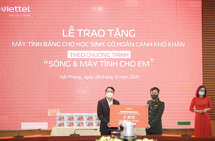 Viettel hoàn thành trao tặng 37.000 máy tính bảng cho các em học sinh khó khăn -0