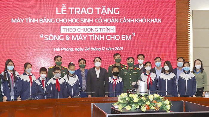 Viettel hoàn thành trao tặng 37.000 máy tính bảng cho các em học sinh khó khăn -0