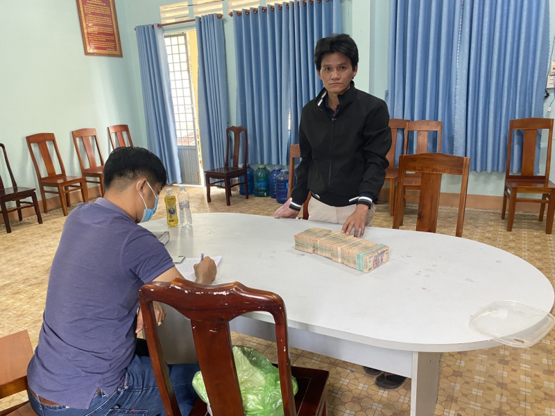 Trộm 750 triệu đồng của vợ cũ rồi đem chôn trong vườn cao su -0