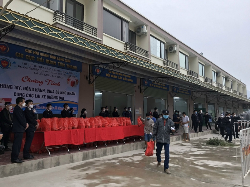 Hải quan Tân Thanh trao tặng gần 1000 “Túi an sinh” cho lái xe đường dài -0