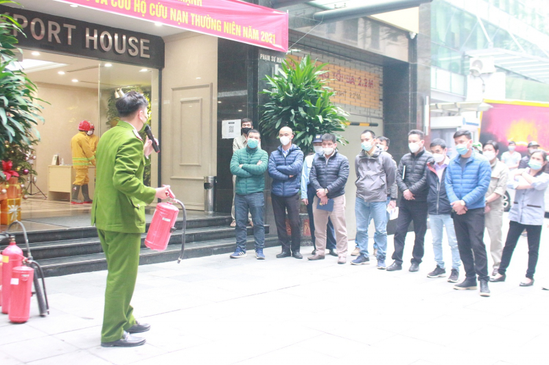 Công an quận Hoàn Kiếm tập huấn, diễn tập phòng cháy chữa cháy và cứu nạn cứu hộ -0