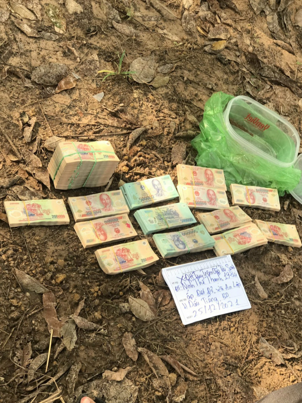 Trộm 750 triệu đồng của vợ cũ rồi đem chôn trong vườn cao su -1