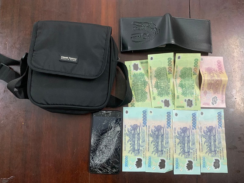 Truy đuổi khống chế đối tượng có 6 tiền án trộm tài sản trên phố Nguyễn Huệ -0