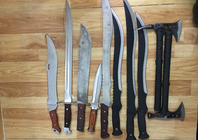 Thu giữ nhiều hung khí tại nơi ở của đối tượng mua bán ma túy -1