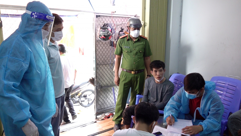 Thu giữ nhiều hung khí tại nơi ở của đối tượng mua bán ma túy -0