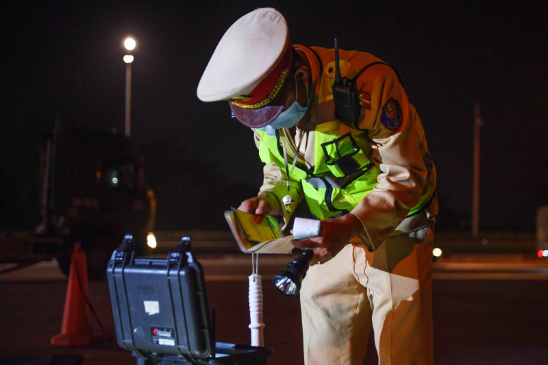 Xe quá tải tăng ga khi bị CSGT kiểm tra -0