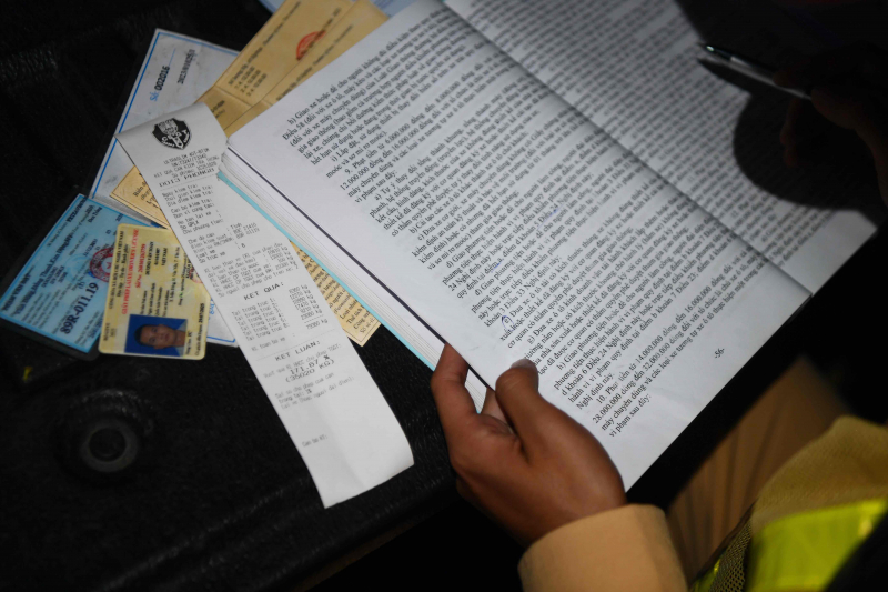 Xe quá tải tăng ga khi bị CSGT kiểm tra -0