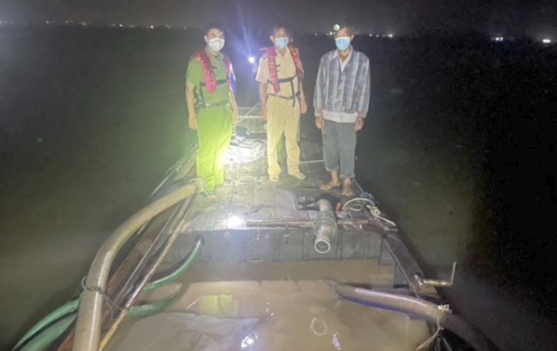 Tăng cường đấu tranh với “cát tặc” -0