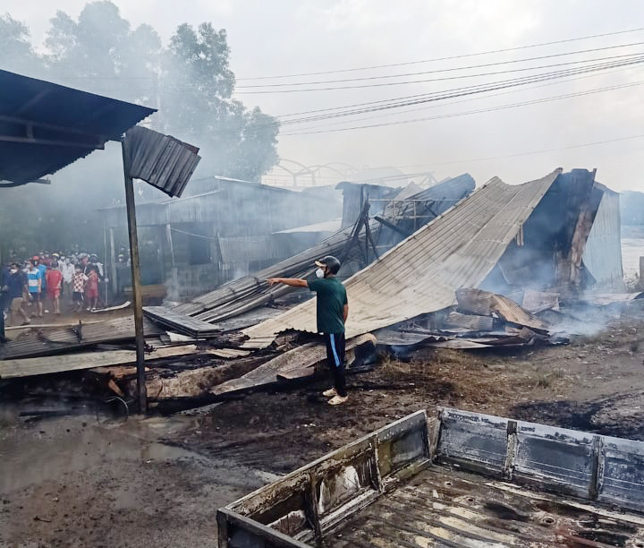 Xe tải chở dầu bốc cháy, thiêu rụi 4 căn nhà -0