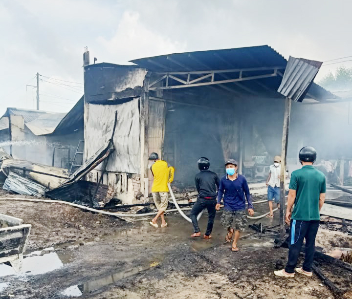 Xe tải chở dầu bốc cháy, thiêu rụi 4 căn nhà -1