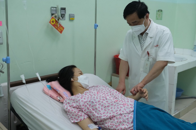 Cứu kịp thời cả mẹ và con qua cơn nguy kịch “thuyên tắc ối” -0