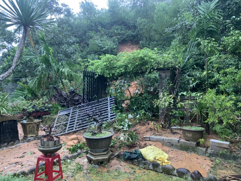 Sạt lở núi, di dời khẩn cấp 14 hộ dân -0