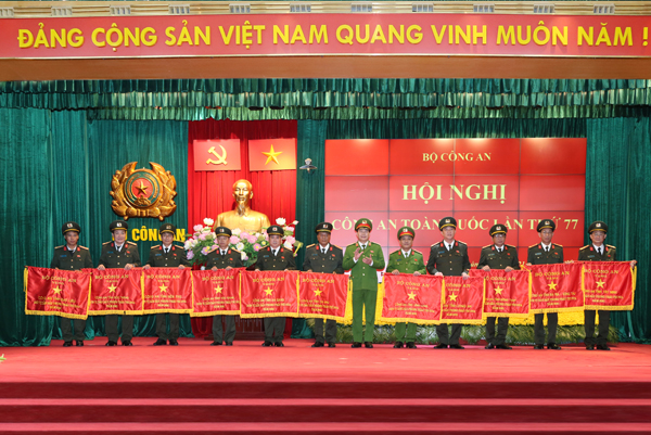 Lãnh đạo Bộ Công an trao danh hiệu thi đua tặng Công an các đơn vị, địa phương -0