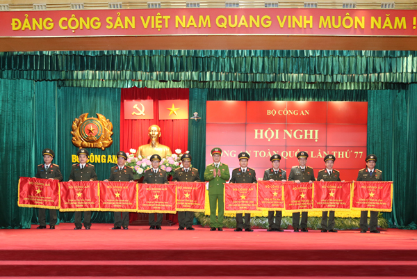 Lãnh đạo Bộ Công an trao danh hiệu thi đua tặng Công an các đơn vị, địa phương -0