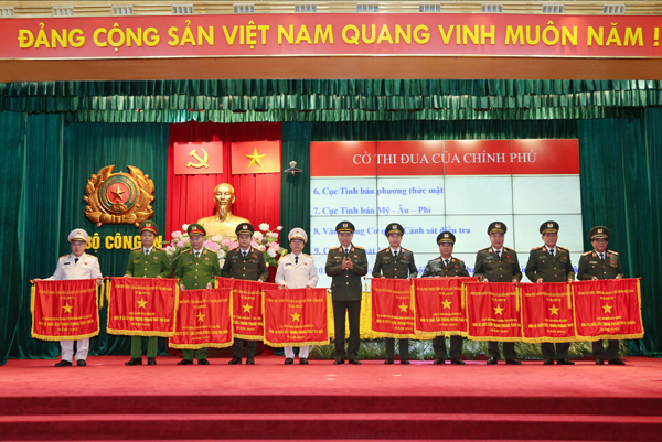 Lãnh đạo Bộ Công an trao danh hiệu thi đua tặng Công an các đơn vị, địa phương -0