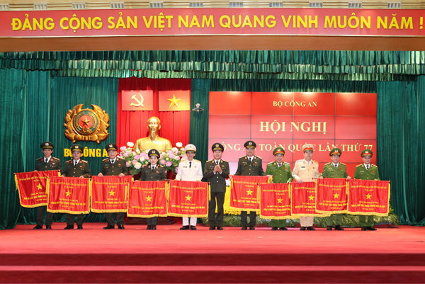 Lãnh đạo Bộ Công an trao danh hiệu thi đua tặng Công an các đơn vị, địa phương -0
