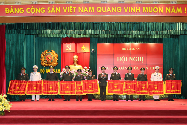 Lãnh đạo Bộ Công an trao danh hiệu thi đua tặng Công an các đơn vị, địa phương -1
