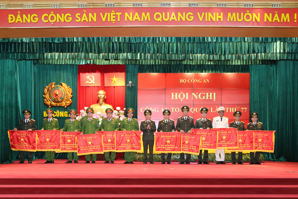 Lãnh đạo Bộ Công an trao danh hiệu thi đua tặng Công an các đơn vị, địa phương -0
